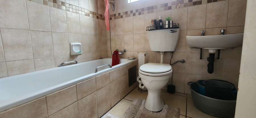 2 Bedroom Property for Sale in Kannoniers Park North West